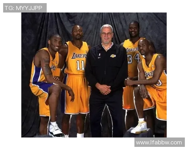 科比带领湖人对决马刺的经典对抗赛回顾与分析