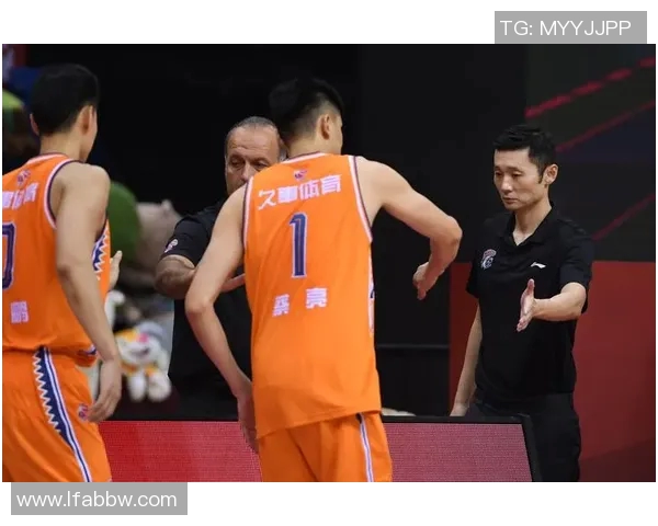 刘炜领衔上海队迎战新疆队全力争胜展现篮球激情与团队精神