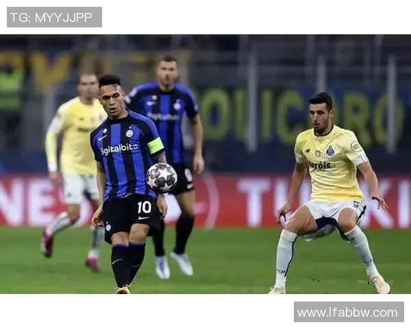 厄斯特与赫根的精彩对决揭示足球战术与团队协作的魅力