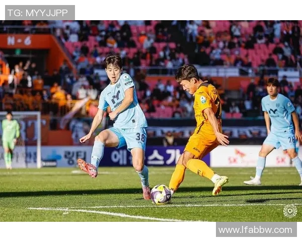 城南足球俱乐部迎战大邱队全力争胜展现球队实力与斗志