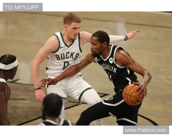 蓝光开拓者与雄鹿激战正酣谁能在这场对决中笑到最后